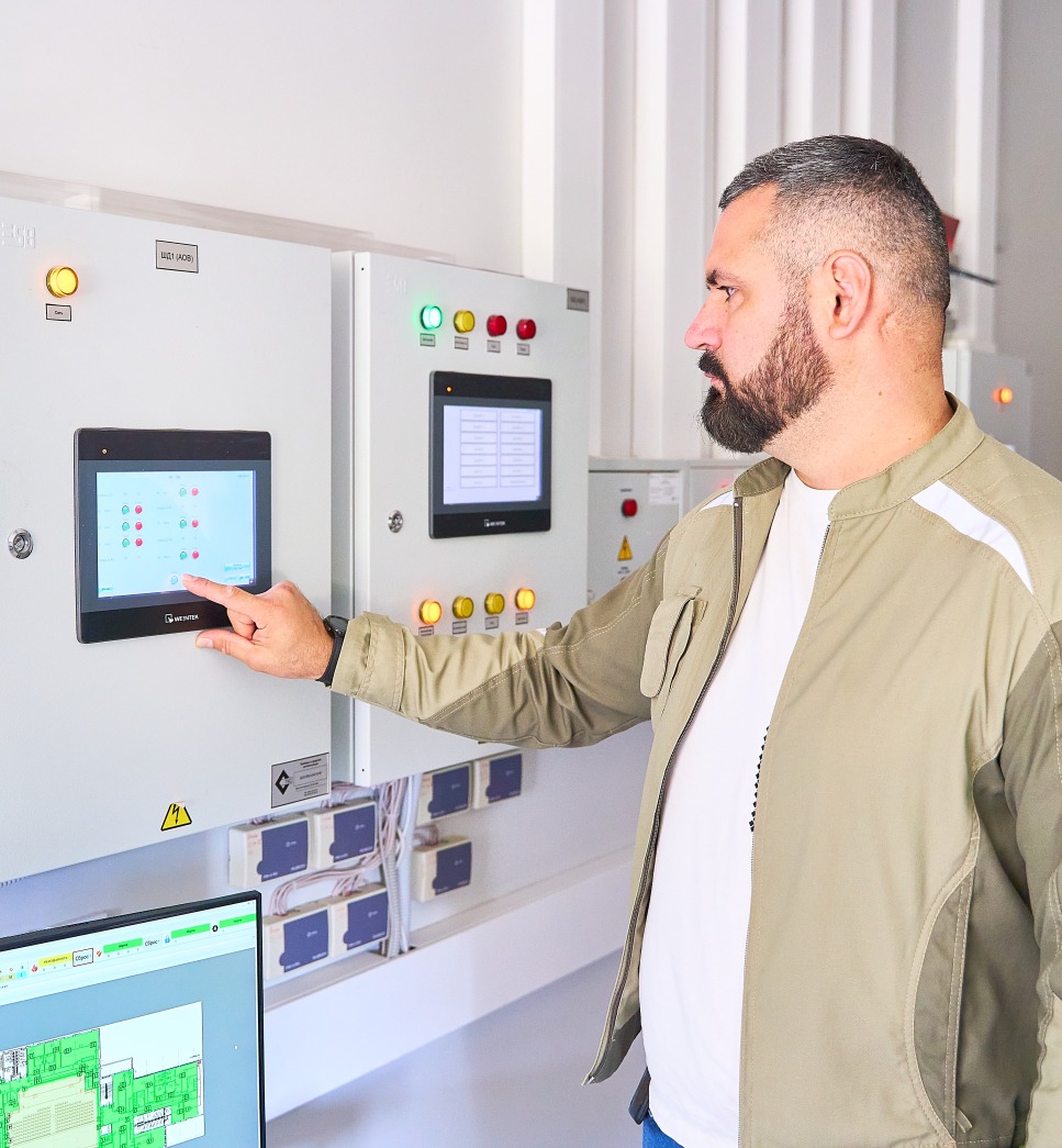 Инженер AOVION у пульта управления АСУТП